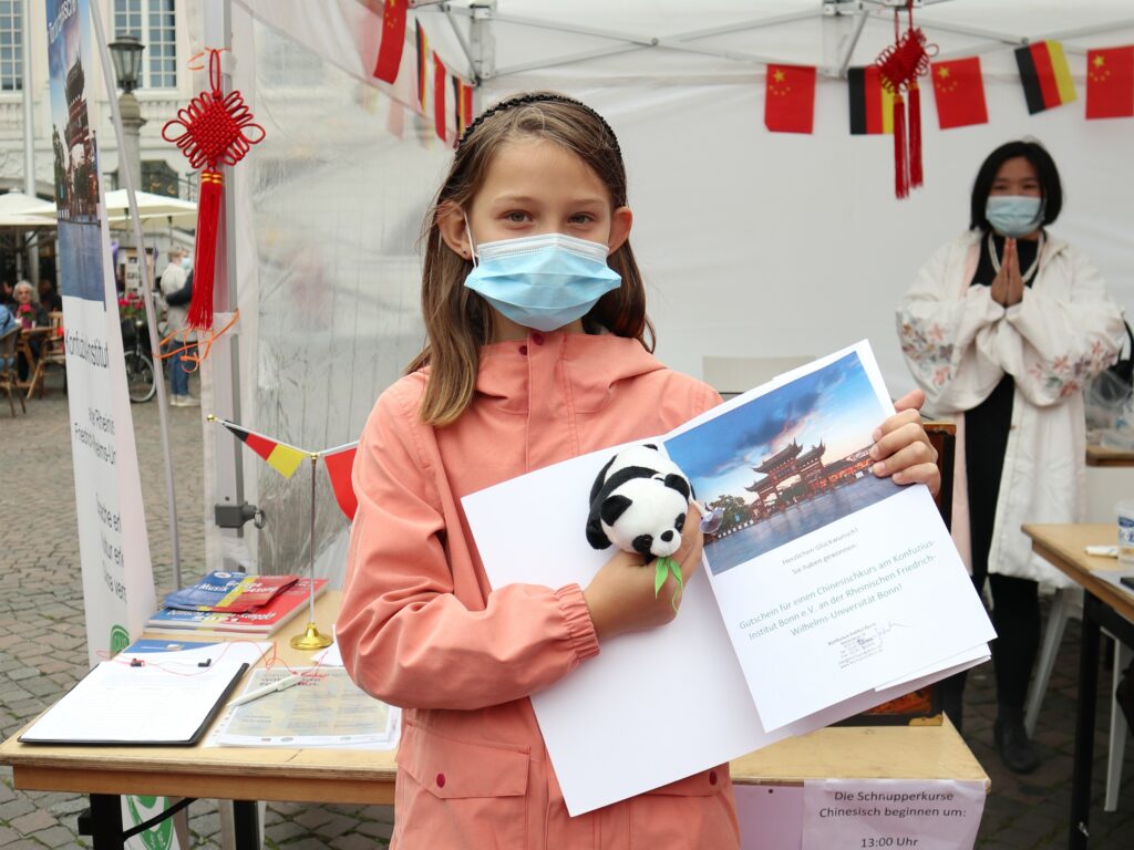 Die glückliche Gewinnerin von einem Chinesischkurs am Konfuzius-Institut Bonn!